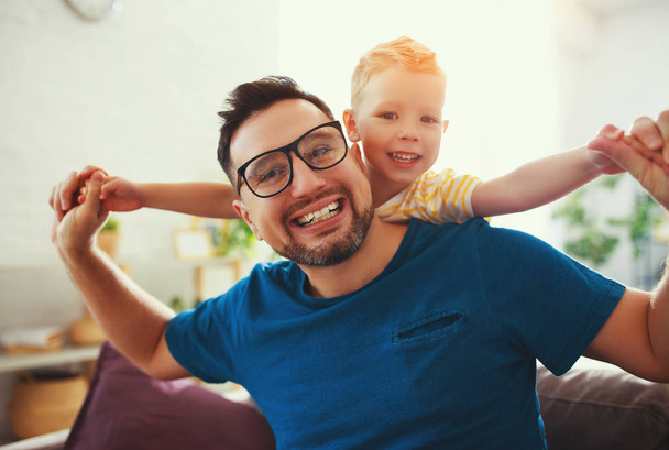 Vatertag. glücklicher Familiensohn umarmt seinen Vater   - Foto, Bild