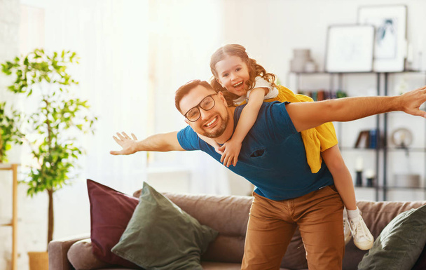 Isänpäivä. Onnellinen perhe tytär halaa isäänsä
  - Valokuva, kuva