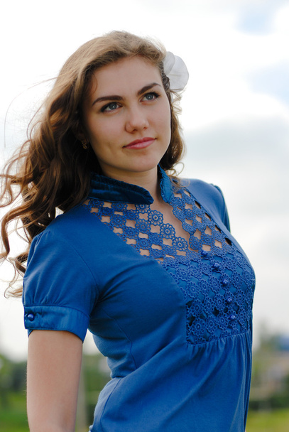 Szczęśliwa młoda kobieta przekonany niebieska bluzka uśmiechający się - Zdjęcie, obraz