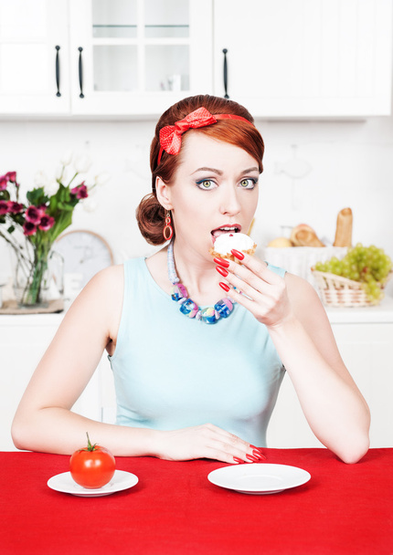 Beautiful woman eating cake - Zdjęcie, obraz