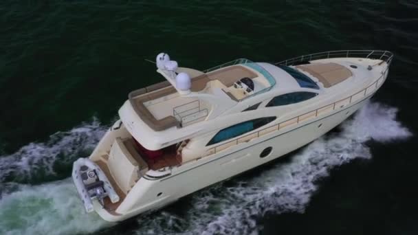 Légi felvételek repül egy luxus jachton - Felvétel, videó