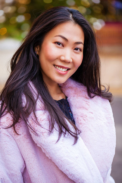 Happy asian woman in winter coat from faux fur - Foto, Imagem