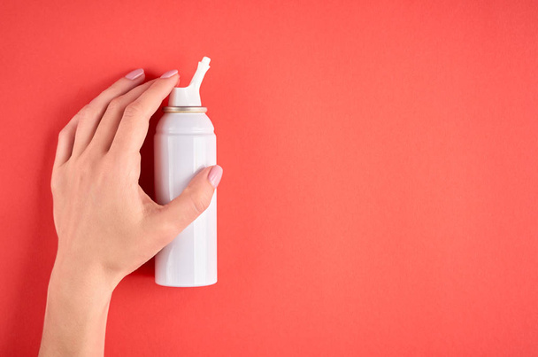Nasal spray bottle composition with hand, white template bottle on pink background - Foto, afbeelding