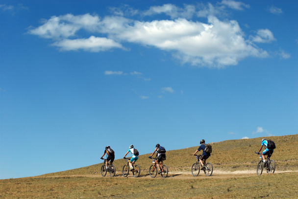 Mountainbiker auf Landstraße und am Himmel - Foto, Bild