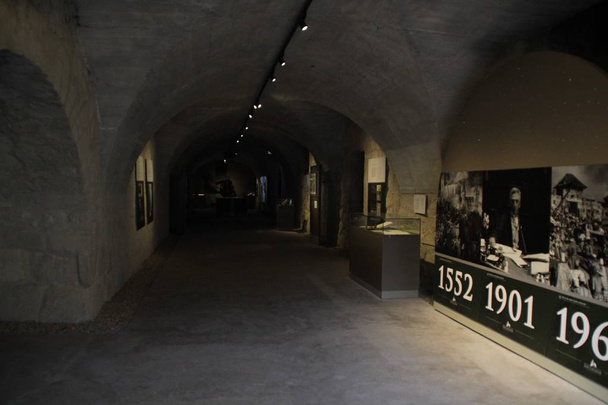 Exposición en las casamatas del Castillo de Eger en Hungría
 - Foto, imagen