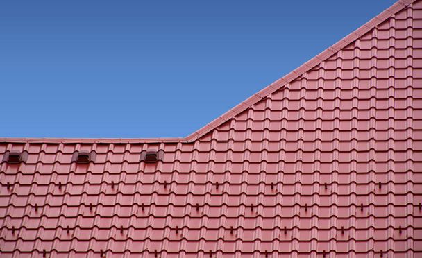 板金の新しい赤い屋根 - 写真・画像