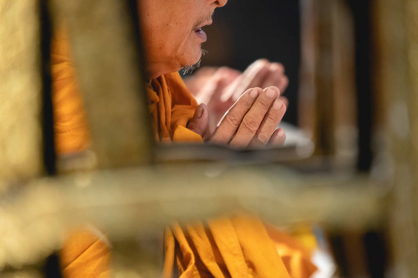 Буддийские монахи молятся за людей
 - Фото, изображение