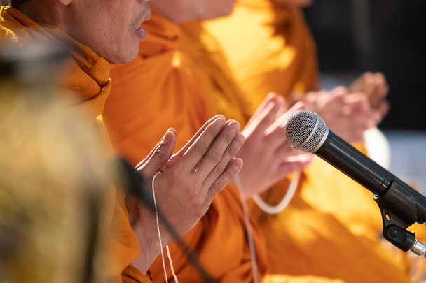 Les moines bouddhistes prient pour le peuple
 - Photo, image