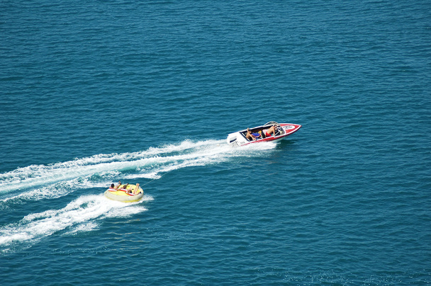 Моторизований човен на морі
 - Фото, зображення