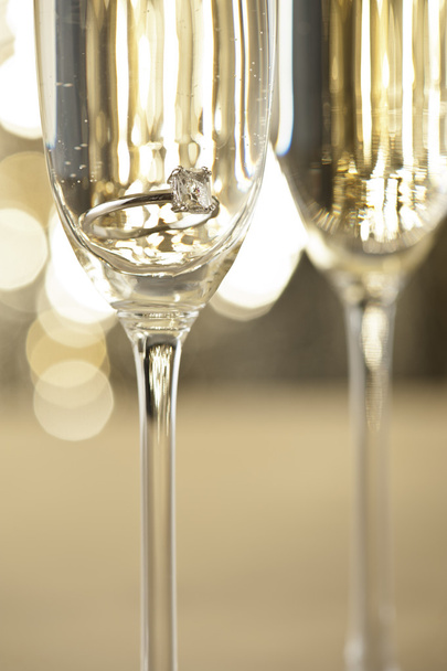 Copos de champanhe com noivado Jóias
 - Foto, Imagem