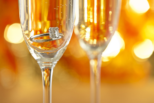 Champagnergläser mit Verlobungsschmuck - Foto, Bild