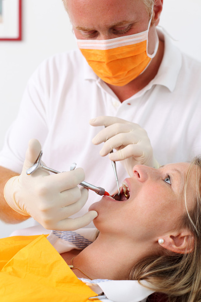 Dentist Wearing Mask Injecting Woman's Mouth - Foto, Imagen