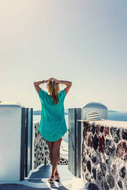 Luxury travel vacation woman looking at view on Santorini island - Foto, Imagem