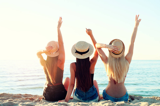 Група щасливих дівчат розважаються на океанічному пляжі на світанку
 - Фото, зображення