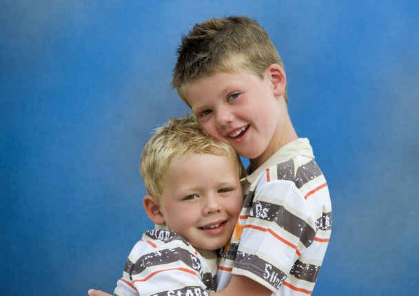 δύο αδέλφια που αγκαλιάζει - Φωτογραφία, εικόνα
