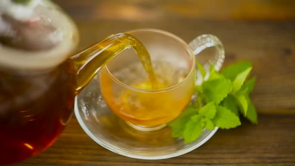 lahodný zelený čaj v krásné skleněné mísy na stole - Záběry, video