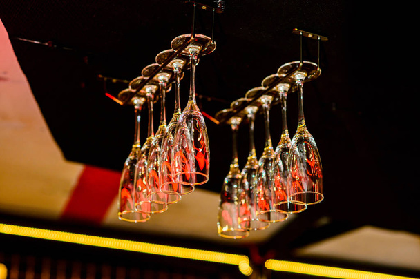 Окуляри, що висять над барною стійкою в ресторані
. - Фото, зображення