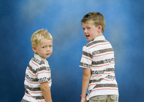 Dos chicos mirando hacia atrás
 - Foto, imagen