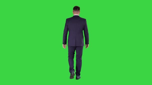 Pewny biznesmen chodzenie na zielonym ekranie, Chroma Key. - Materiał filmowy, wideo