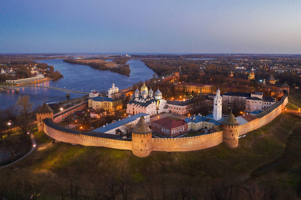 ヴェリキー・ノヴゴロド、旧市街、クレムリンの古代の壁、聖ソフィア大聖堂。ロシアの有名な観光地. - 写真・画像