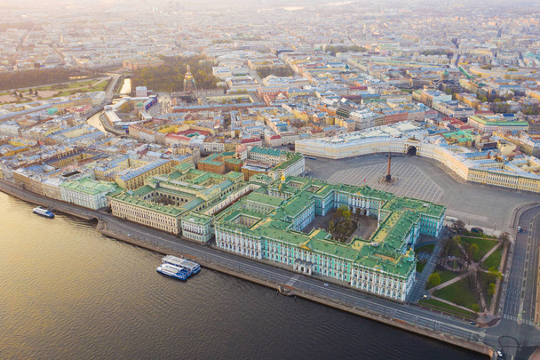 Vista aérea paisagem urbana do centro da cidade, Praça do Palácio, Museu Hermitage Estadual (Palácio de Inverno), Rio Neva. O horizonte de São Petersburgo. SPb, Rússia
 - Foto, Imagem