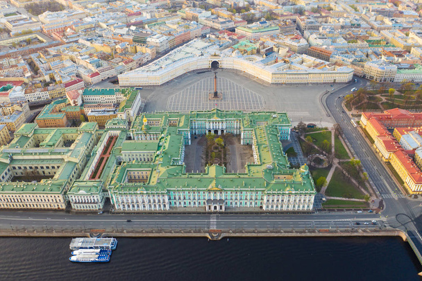 Εναέριο θέα στο αστικό τοπίο του κέντρου της πόλης, πλατεία παλατιού, Κρατικό Μουσείο του ερημικού Μουσείου (χειμερινό παλάτι), ποταμός Νεβά. Στον ορίζοντα της Αγίας Πετρούπολης. SPB, Ρωσία - Φωτογραφία, εικόνα