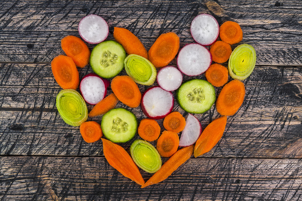 heart vegetable early board wooden carrots cucumber leek - Foto, afbeelding