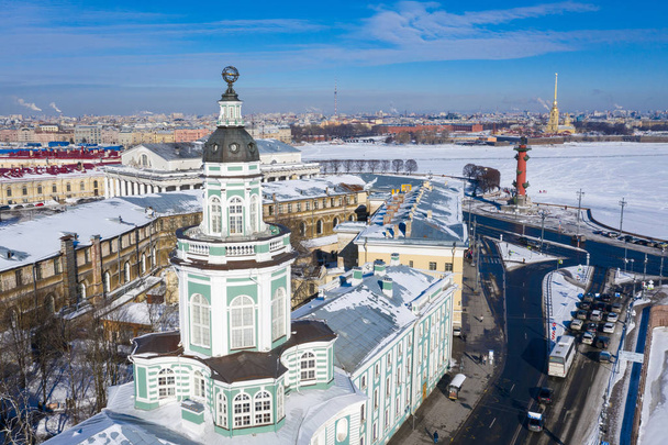 εναέρια θέα από το τηλεκατευθυνόμενο Kunstkammer, τη στήλη Rostral, το Φρούριο Πέτρου και Παύλου και τη γέφυρα του παλατιού απέναντι από τον ποταμό Νεβά στην Αγία Πετρούπολη - Φωτογραφία, εικόνα