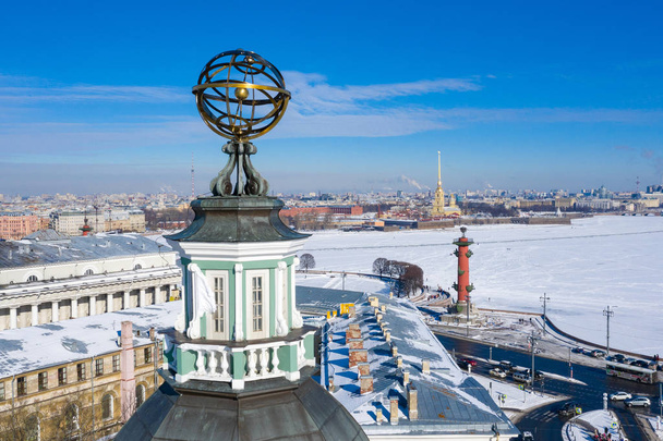 cúpula com esfera armilar do Kunstkammer em São Petersburgo, Rússia
 - Foto, Imagem