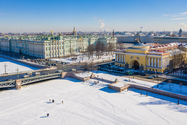 Зимний дворец на Дворцовой площади в Санкт-Петербурге и Адмиралтейство в дальнем небе
 - Фото, изображение
