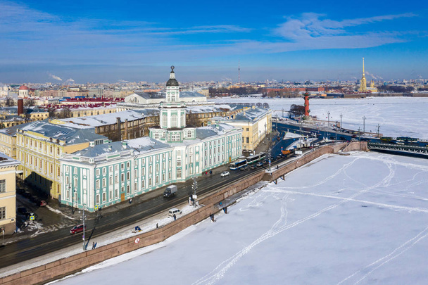 εναέρια θέα από το τηλεκατευθυνόμενο Kunstkammer, τη στήλη Rostral, το Φρούριο Πέτρου και Παύλου και τη γέφυρα του παλατιού απέναντι από τον ποταμό Νεβά στην Αγία Πετρούπολη - Φωτογραφία, εικόνα