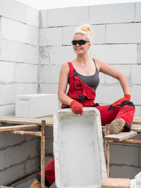 Female builder working build new house - Fotografie, Obrázek