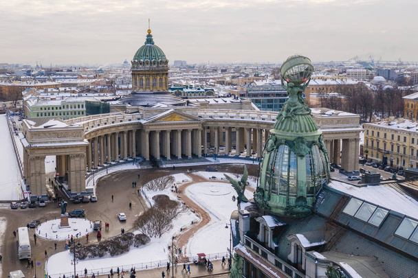 Vista aérea da Catedral de Kazan no dia de inverno claro, uma cúpula de cobre, cruz de ouro, colomns, perspectiva Nevsky, Edifício de Zinger, Canal de Griboyedov, apartamentos de pessoal vk.com, vkontakte
 - Foto, Imagem