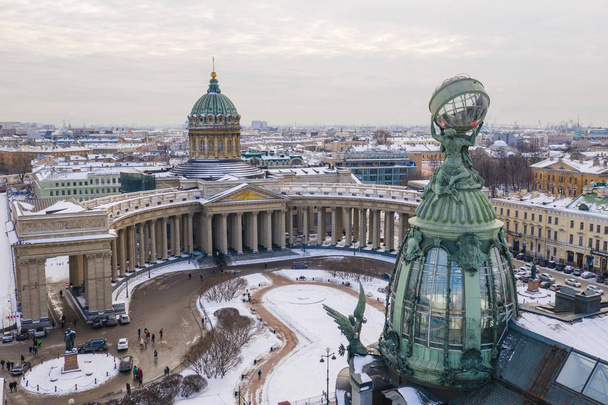 Εναέρια θέα του καθεδρικού ναού του Καζάν σε καθαρή χειμωνιάτικη μέρα, χάλκινο θόλο, χρυσό σταυρό, κολόμφ, οδός Nevsky, κτίριο Τσίνγκερ, κανάλι Γκριμπογιόντοφ, προσωπικό διαμερίσματα vk.com, VKontakte - Φωτογραφία, εικόνα