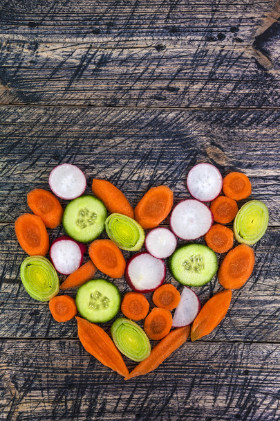 heart vegetable early board wooden carrots cucumber leek - Foto, Imagen