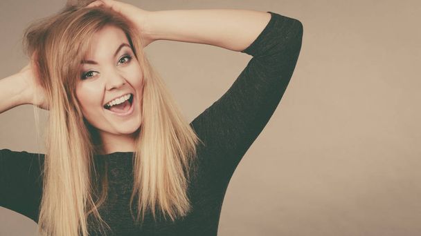 Портрет щасливої блондинки, яка посміхається з радістю
 - Фото, зображення