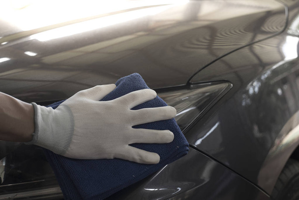 Los trabajadores utilizan toallitas de coche, cuidar de su coche
. - Foto, imagen