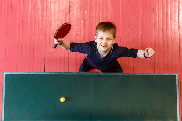 the child plays table tennis - Fotografie, Obrázek