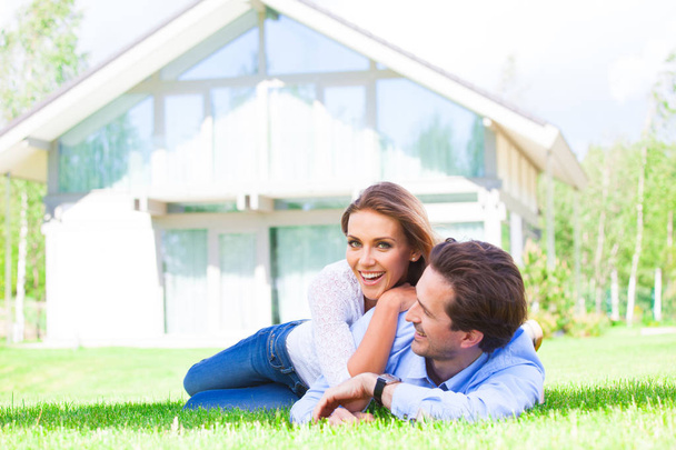 Happy couple laying in home garden - Foto, immagini