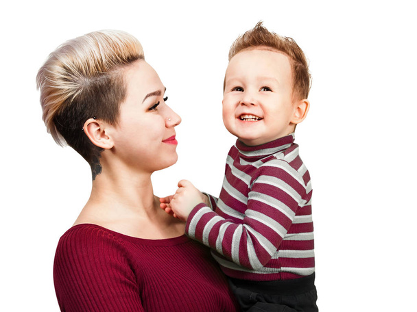 Extraordinária mãe e bebê menino com penteado sorrindo, isolado no fundo branco
 - Foto, Imagem