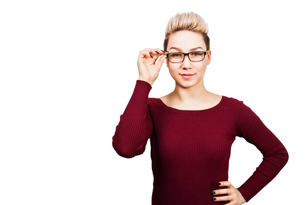 Ritratto di bella donna d'affari in occhiali da un oftalmologo e sorriso. Isolato su sfondo bianco
. - Foto, immagini