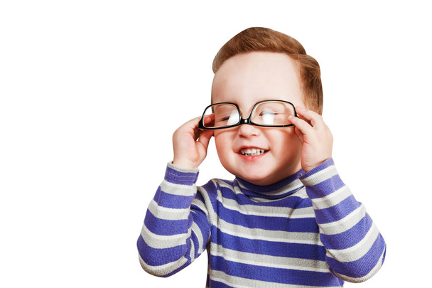 Усміхнений хлопчик одягає окуляри. Ізольовані на білому тлі
 - Фото, зображення