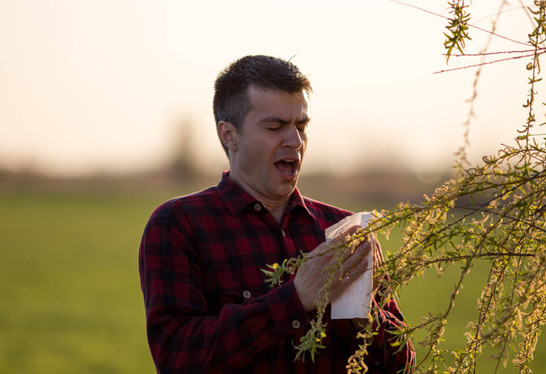 Человек с аллергией на пыльцу
 - Фото, изображение