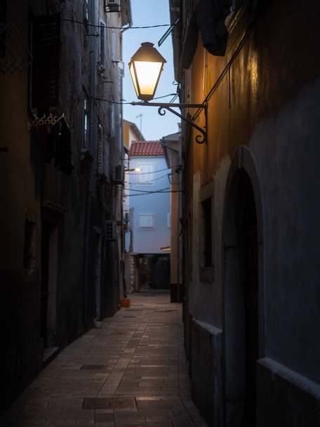 Street lamp in the city of Cres in the evening - Foto, immagini