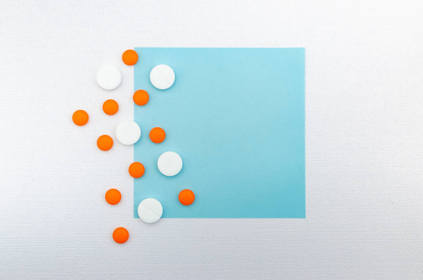 Creatieve lay-out gemaakt van verschillende tabletten en capsules.  - Foto, afbeelding