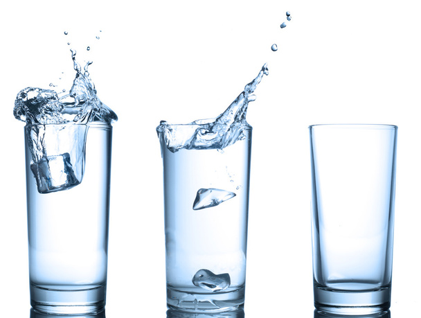 Salpicadura de agua en vasos aislados en blanco
 - Foto, imagen