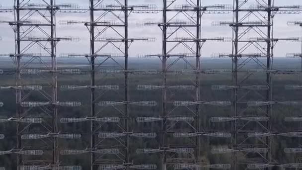 Air shot close-up van geheime objecten van militaire inlichtingen in de Chernobyl-zone. - Video