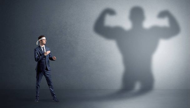 Karate hombre luchando con una gran sombra de miedo
 - Foto, Imagen