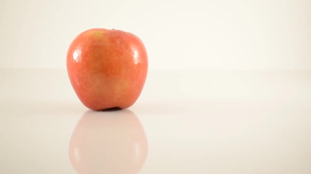 jazzový apple na akryl proti bílé - doprava dolly - Záběry, video
