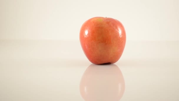 jazzowy jabłko na akryl przeciwko biały - dolly po lewej - Materiał filmowy, wideo